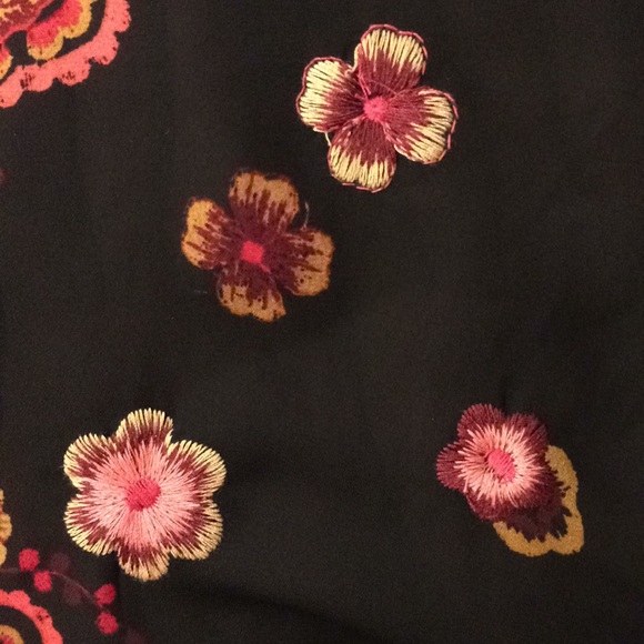 Gorgeous NWT ECI Black Floral Embroidered Dress - Picture 4 of 4